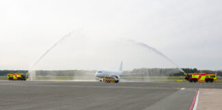 Die FMO-Flughafenfeuerwehr begrüßt das Flugzeug nach der Landung mit einer traditionellen Wasserfontaine. / Foto: FMO