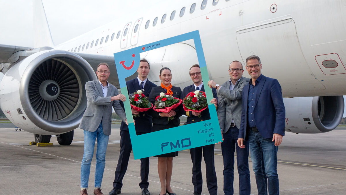 Die Crew des ersten Fluges wird am FMO durch den FMO-Marketingleiter Andrés Heinemann (r.) sowie von Mathias Richter (2.vr.) und Detlef Döbberthin (l.), FMO-Aviation Marketing, herzlich auf dem Vorfeld begrüßt. / Foto: FMO