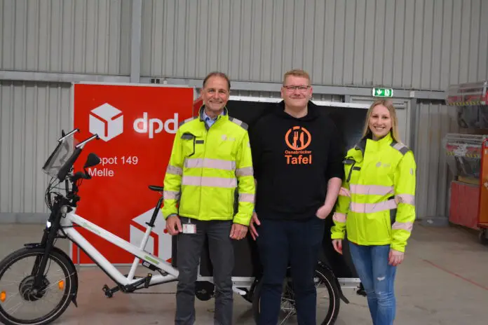 (von links) Niederlassungsleiter Volker Scholz mit Dennis Schallenberg und dpd-Mitarbeiterin Laura Beckmann bei der Radübergabe. / Foto: Tafel Osnabrück