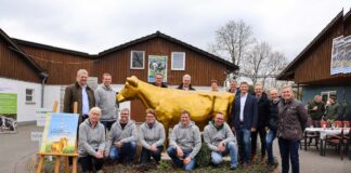 Die goldene Kuh "Olga" steht nun in Bissendorf. / Foto: Landesvereinigung der Milchwirtschaft Niedersachsen e.V.