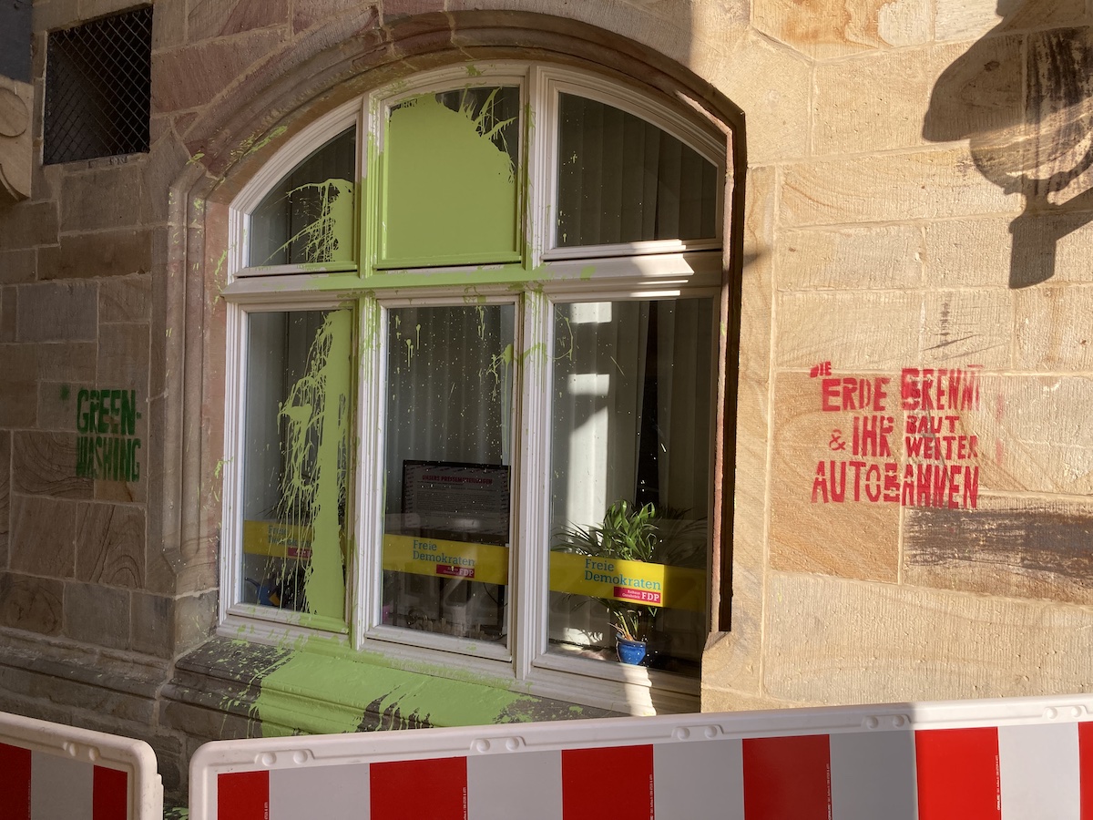 Auch das Büro der FDP ist beschmiert worden. / Foto: Schulte