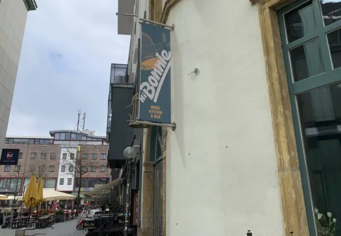 Das "Hi Bonnie" am Nikolaiort. / Foto: Guss