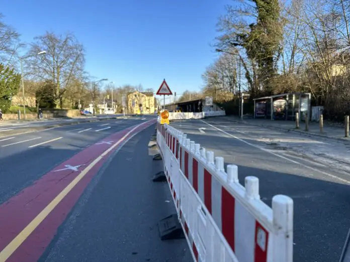 Absperrung der Baustelle des Biketower am Altstadt Bahnhof. / Foto: Pohlmann