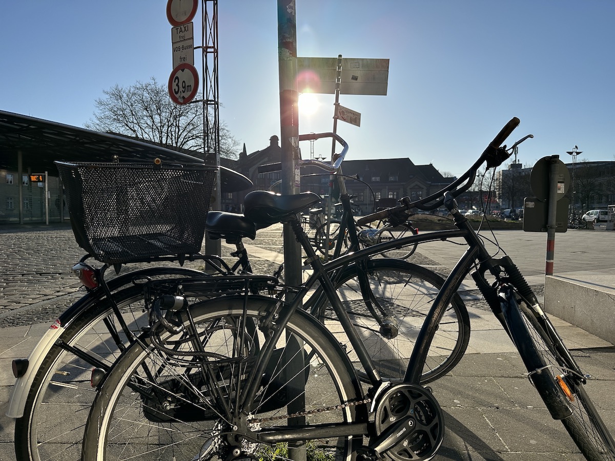 Frühlingssonne und vor dem Hauptbahnhof abgestellte Fahrräder.