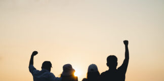 Junge Menschen im Sonnenuntergang. / Foto: Friedel & Gisela Bohnenkamp-Stiftung