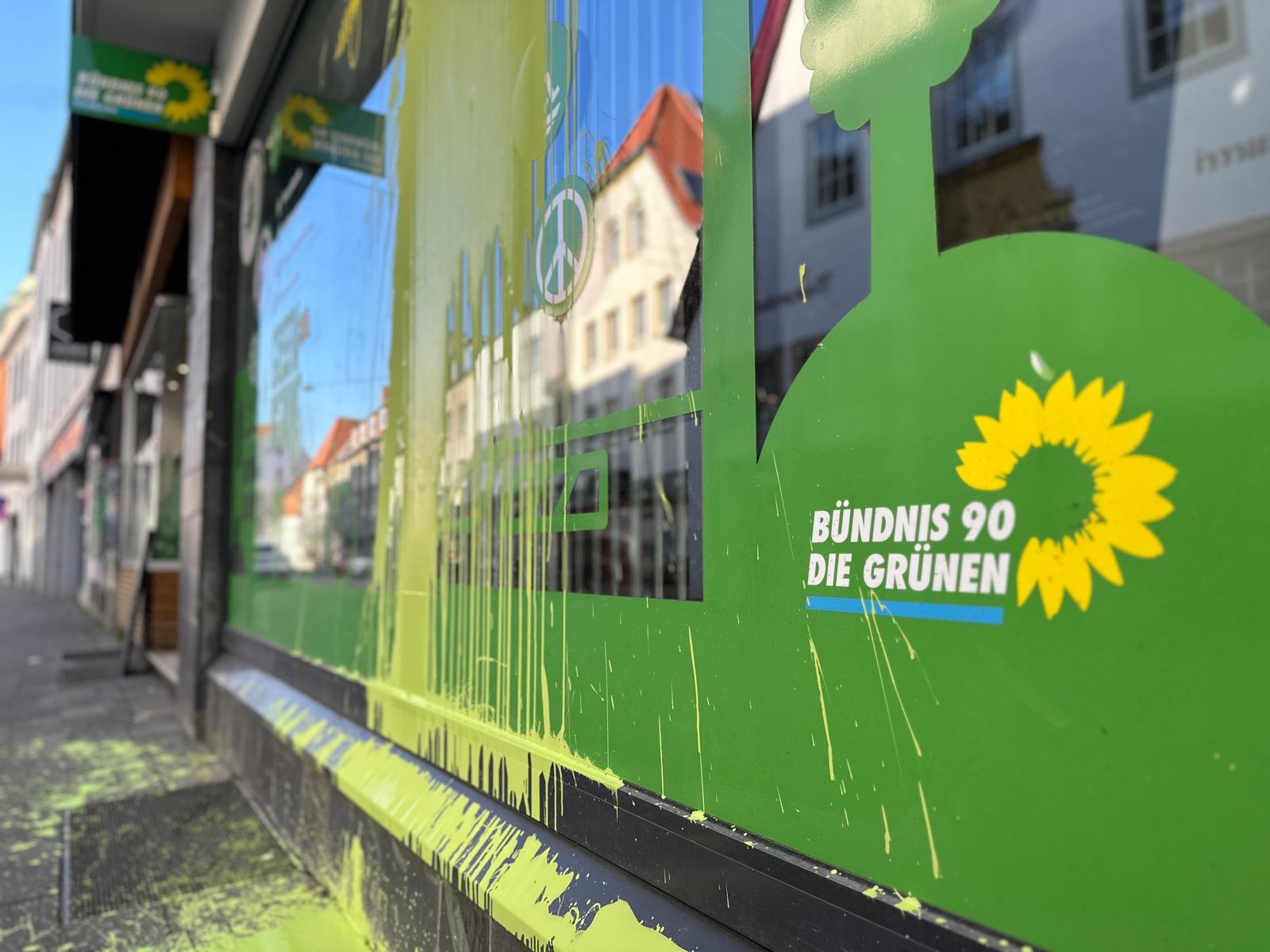 Auch das Grünen Parteibüro in der Hasestraße ist voller Farbschmierereien. / Foto: Pohlmann