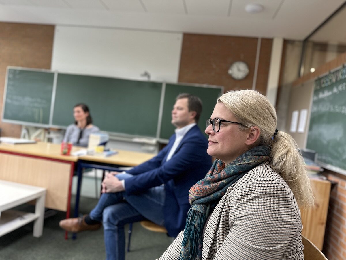 Zu Gast im Unterricht einer 9. Klasse im Landesbildungszentrum für Hörgeschädigte Osnabrück: Verena Kämmerling (vorne) und Christian Fühner (beide MdL der CDU).