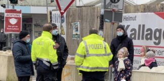 Polizisten verbieten zur Corona-Zeit das Singen in der Osnabrücker Innenstadt