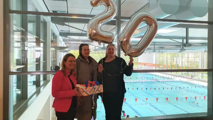 Marlen Sundermann ist der zwanzigmillionste Badegast im Osnabrücker Nettebad und wurde deshalb von Bäderbetriebsleiterin Gerhild Neumann (links) und Nettebad-Leiterin Sonja Niemann (rechts) reich beschenkt. / Foto: Philipp, Stadtwerke Osnabrück