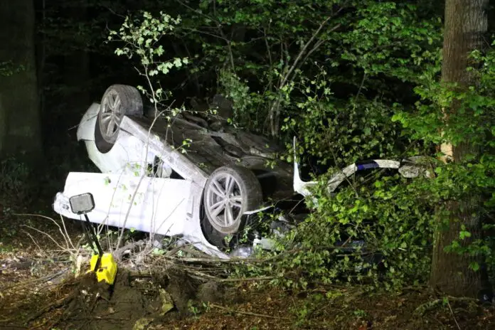 PKW prallt gegen Bäume und kippt aufs Dach an B51 in Bohmte