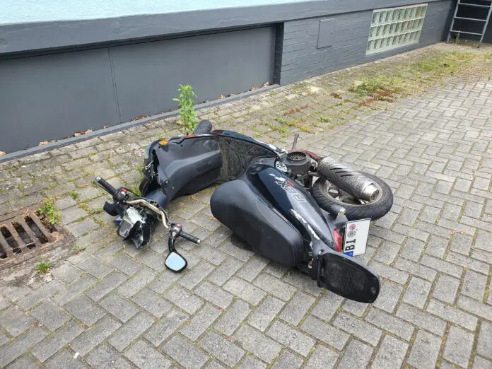 Kollision mit Zivilstreife bei Flucht vor der Polizei, Rollerfahrer muss in Haft