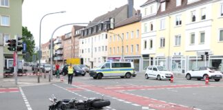 Biker schwer verletzt - Transporter kollidiert mit Motorrad auf Iburger Straße