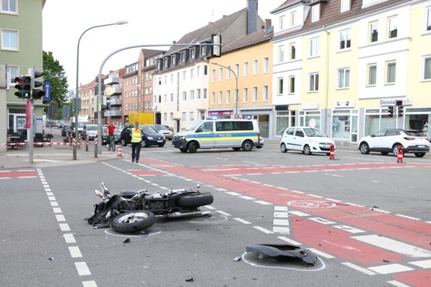 Biker schwer verletzt - Transporter kollidiert mit Motorrad auf Iburger Straße