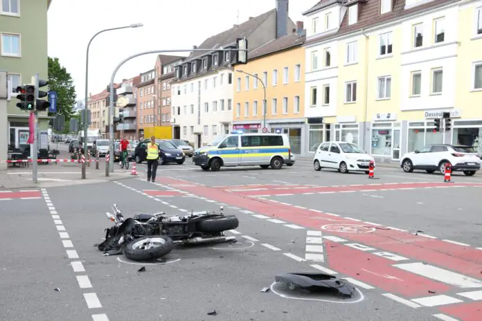 Biker schwer verletzt - Transporter kollidiert mit Motorrad auf Iburger Straße