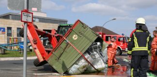 Gefahrguteinsatz: Traktor-Anhänger in Bissendorf umgekippt