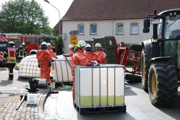 Gefahrguteinsatz: Traktor-Anhänger in Bissendorf umgekippt