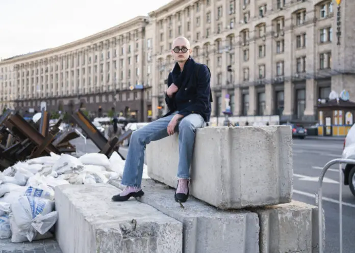 Sebastian Wells und Vsevolod Kazarin „Young People Photographed in Kyiv, April and May 2022“, Gewinner „Deutscher Friedenspreis für Fotografie“ 2023 / © Sebastian Wells und Vsevolod Kazarin