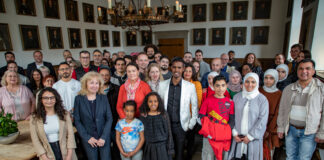 Bürgermeisterin Birgit Strangmann (vorn: Zweite von links) begrüßte die Neubürgerinnen und Neubürger bei einem Empfang. / Foto: Monika Nestmann