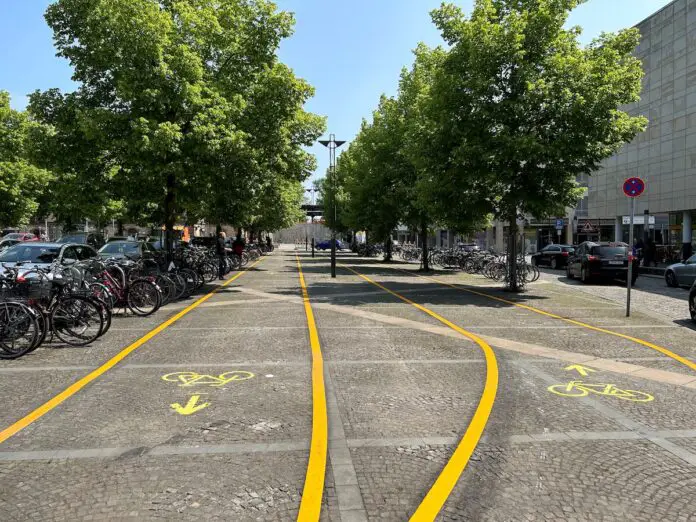 Gelb markiert zeigen zwei Spuren an, wie Fahrradfahrende einfacher und sicher zum Radparkhaus kommen sollen. / Foto: Stadt Osnabrück, Silke Brickwedde