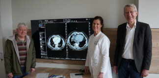 (von links) Werner Forth erkrankte an Brustfell-Krebs. Chefärztin Dr. Petra Hoffknecht und Chefarzt Dr. Ludger Hillejan konnten ihm dank einer neuen Behandlungsmethode helfen. / Foto: Daniel Meier/FHH