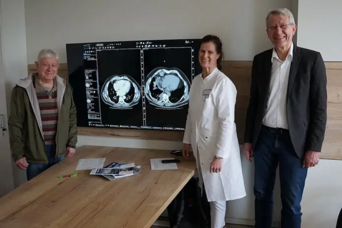 (von links) Werner Forth erkrankte an Brustfell-Krebs. Chefärztin Dr. Petra Hoffknecht und Chefarzt Dr. Ludger Hillejan konnten ihm dank einer neuen Behandlungsmethode helfen. / Foto: Daniel Meier/FHH