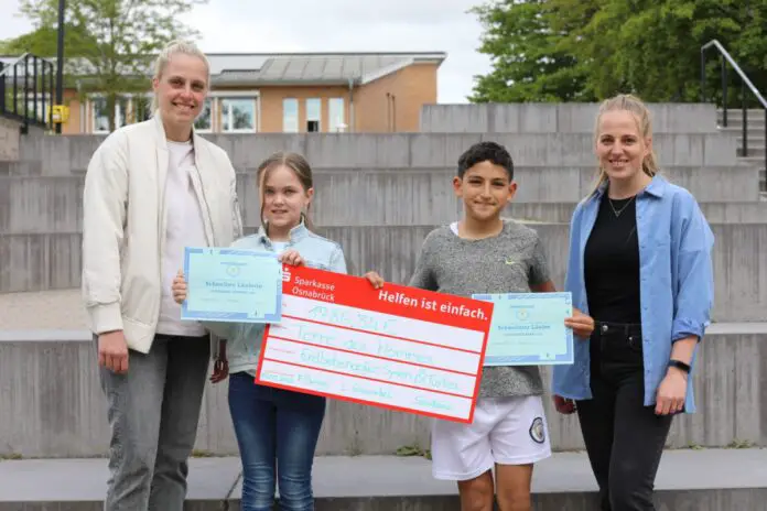 Von links: Frau Gosewinkel (Sportlehrkraft, Organisation), Geraldine als schnellste Läuferin, Alexander als schnellster Läüfer, Frau Bonnes (Sportlehrkraft, Organisation). / Foto: Thomas Westerbuhr Von links: Frau Gosewinkel (Sportlehrkraft, Organisation), Geraldine als schnellste Läuferin, Alexander als schnellster Läüfer, Frau Bonnes (Sportlehrkraft, Organisation). / Foto: Thomas Westerbuhr