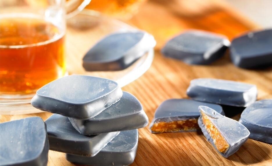Typisch Angers: Die blaue Schokolade „Quernons d’Ardoise“ / Foto: https://www.cultures-sucre.com/parcours-gourmands/les-quernons-dardoise/