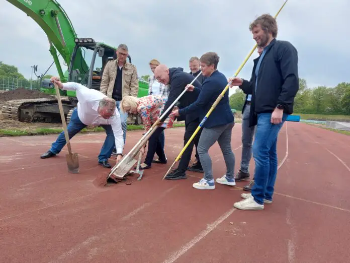 Erster Spatenstich zur Sanierung der Laufbahn. In der Mitte: Oberbürgermeisterin Katharina Pötter und Erster Stadtrat Wolfgang Beckermann / Foto: Dayan