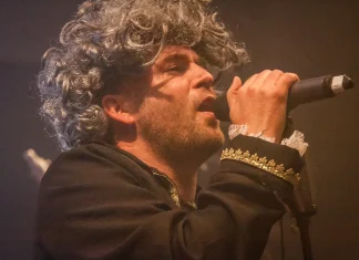 Schwungvoller Auftritt samt Perücke: Faders Up! in ihrem Element / Foto: https://www.fadersup.de/?lightbox=dataItem-lemuf99d2