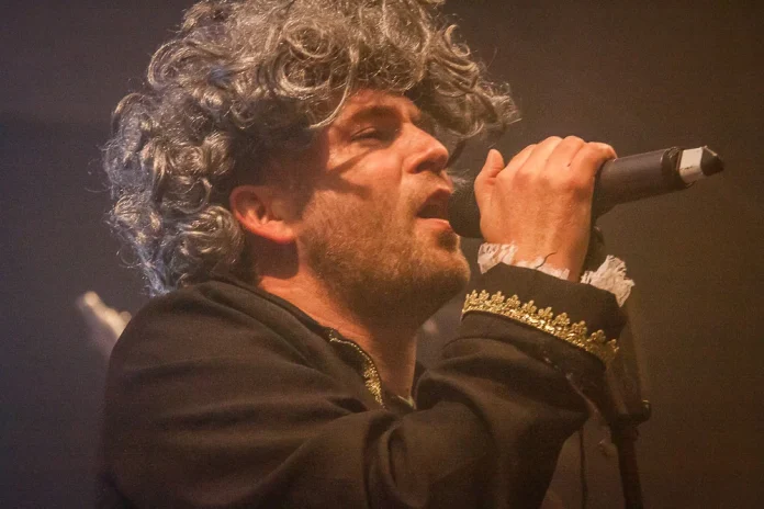 Schwungvoller Auftritt samt Perücke: Faders Up! in ihrem Element / Foto: https://www.fadersup.de/?lightbox=dataItem-lemuf99d2