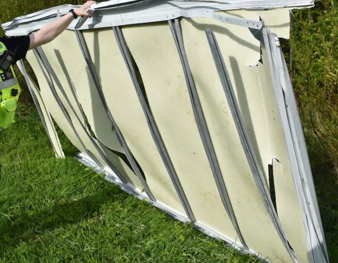 Polizei sucht nach Transporter oder LKW, der Fahrzeugteil auf der A1 verloren hat