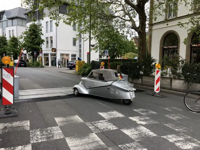 Durchfahrt an der Lortzingstraße zur Maiwoche.