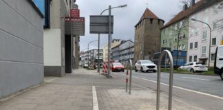 Dort, wo lange Zeit PKW-Parkplätze waren, stehen am Johannistorwall nun Fahrradbügel und Sperrbaken. / Foto: Guss