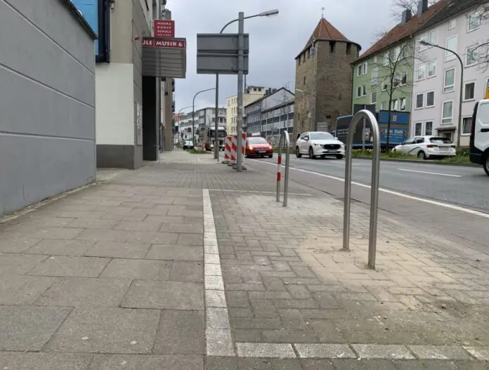 Dort, wo lange Zeit PKW-Parkplätze waren, stehen am Johannistorwall nun Fahrradbügel und Sperrbaken. / Foto: Guss Dort, wo lange Zeit PKW-Parkplätze waren, stehen am Johannistorwall nun Fahrradbügel und Sperrbaken. / Foto: Guss