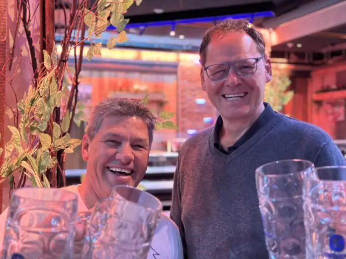 Zusammen mit Geri dem Klostertaler räumte Frederic Heede die großen Halbliter-Krüge ein