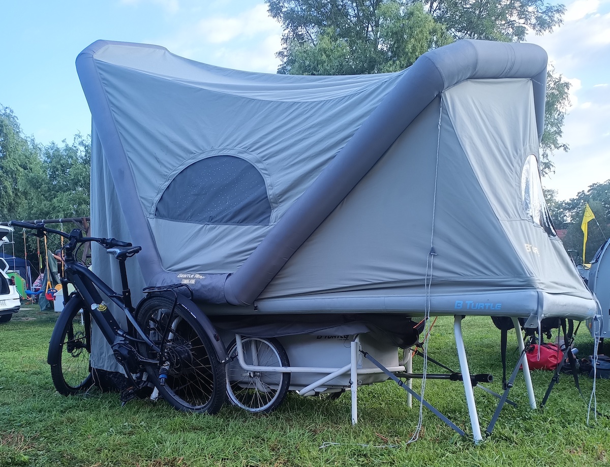 Anders als bei einem gewöhnlichen Zelt schlafen Urlauber mit einem Zeltanhänger deutlich höher. / Foto: MoBee
