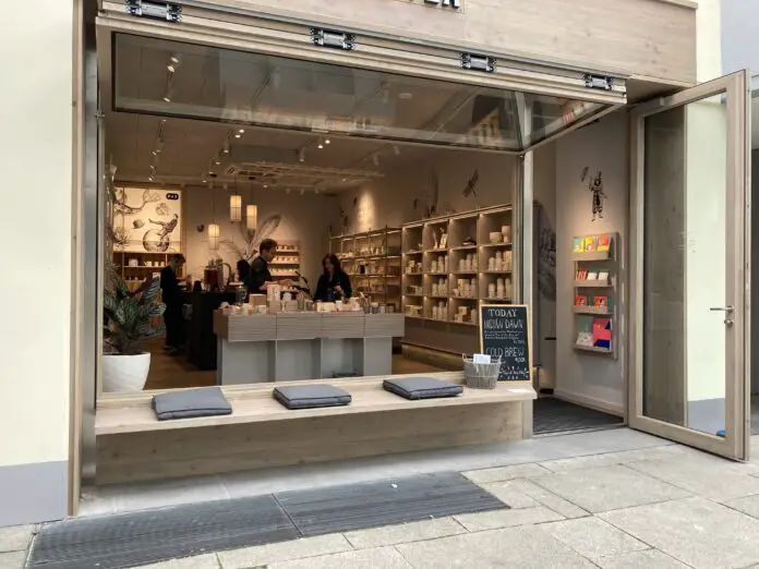 Wenn sich das Schaufenster hebt, bleiben viele Passanten stehen und beobachten das spektakuläre Fenster. / Foto: Schulte Wenn sich das Schaufenster hebt, bleiben viele Passanten stehen und beobachten das spektakuläre Fenster. / Foto: Schulte