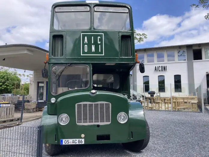 Ein echter Hingucker: der Foodtruck vor dem "Aiconi". / Foto: Schulte