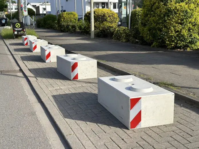 IMG_8660 2 Betonblöcke an der Pagenstecherstraße