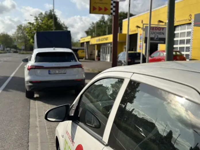 Noch parken Autos in Richtung Innenstadt an der Pagenstecherstraße