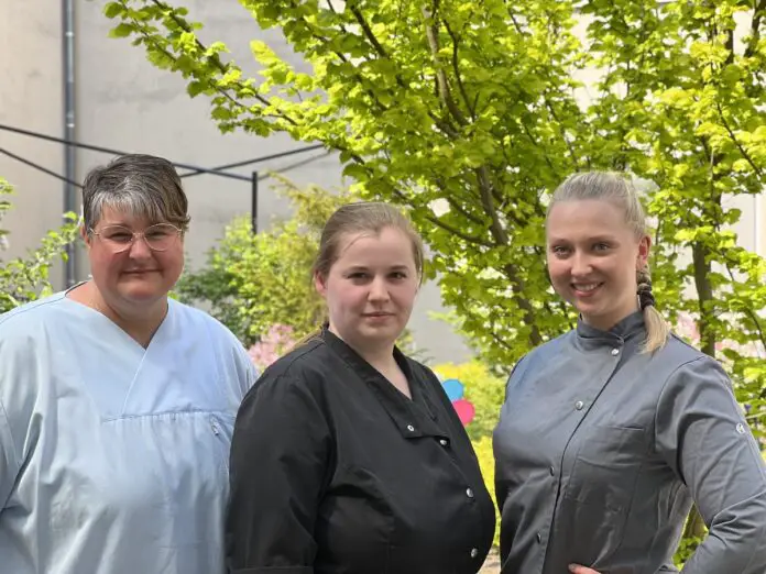 (von links) Mareike Clausing, Lara Mönter und Marie Knufmann aus Bramsche wollen den Sieg der Küchenolympiade in den Landkreis Osnabrück holen. / Foto: Vivienne Urban
