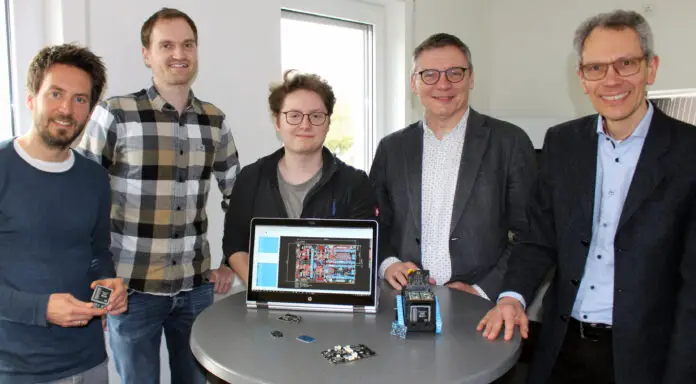 Eingerahmt von Lehrern und Professoren: Die Berufsschullehrer Kai Krafft und Hanno Rhauderwiek (von links) dankten Hochschul-Student Gian-Luigi Thiele für seinen Beitrag zum Projekt „MINT Factory“. An der Hochschule unterstützen unter anderem Prof. Dr. Frank Thiesing und Prof. Dr. Reiner Kreßmann (rechts) das Projekt. Der von Thiele entwickelte Prototyp entstand in einer Semesterarbeit bei Reiner Kreßmann. / Foto: Hochschule Osnabrück, Holger Schleper