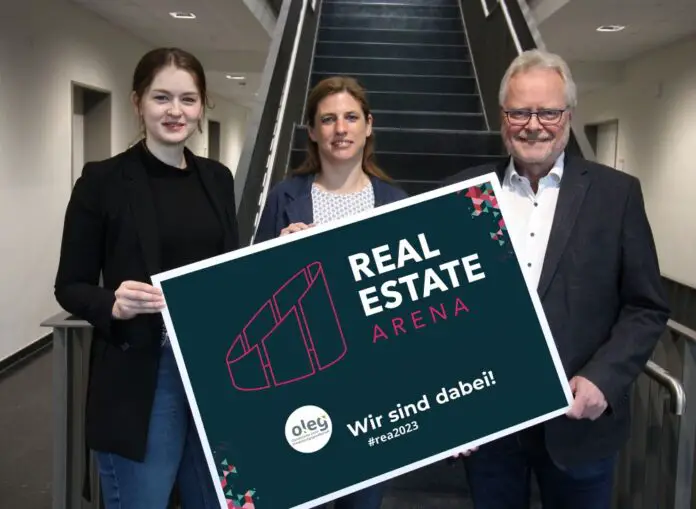 Freuen sich auf die Real Estate im Mai. Von links: Hannah Schroeder, Mitarbeiterin der oleg, Susanne Menke, Prokuristin der oleg und Siegfried Averhage, Geschäftsführer der oleg. / © WIGOS - Eckhard Wiebrock