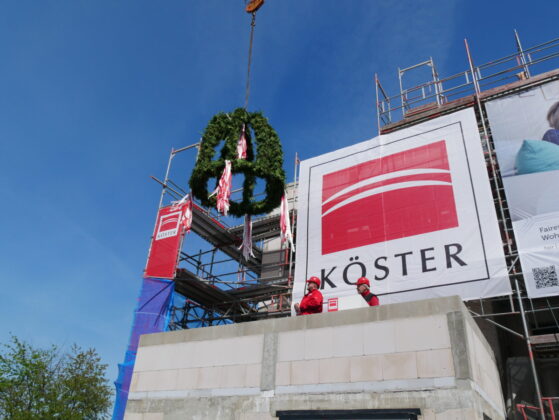 Handwerker der Firma Köster richteten den Kranz. / Foto: Rykov