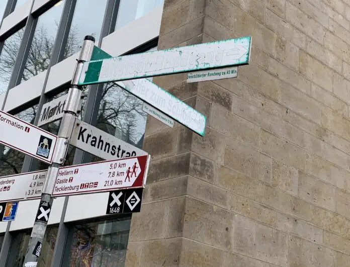 Die alten Wegweiser sind ausgeblichen und nur mühsam lesbar. / Foto: Guss