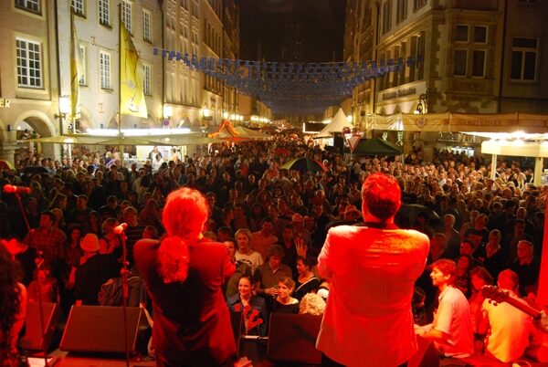 Prall gefüllter Platz vor der Bühne: The Soulfamily live in Münster / Foto: https://soulfamily.com/info.html