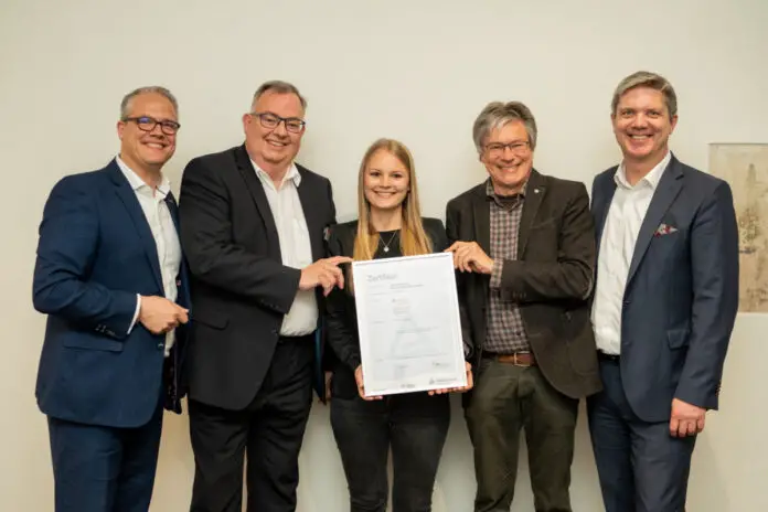 v.l.n.r: ZNU-Zentrumsleitung Dr. Axel Kölle, Vorstand Sparkasse Osnabrück André Schüller, Nachhaltigkeitskoordinatorin der Sparkasse Osnabrück Christina Pieper, Lead Auditor TÜV Rheinland AG Oliver Brendle, ZNU-Zentrumsleitung Dr. Christian Geßner. / Foto: ZNU – Zentrum für Nachhaltige Unternehmensführung (Christiane Strunk)