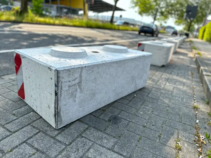 Bereits arg mitgenommener Betonblock an der Pagenstecherstraße.