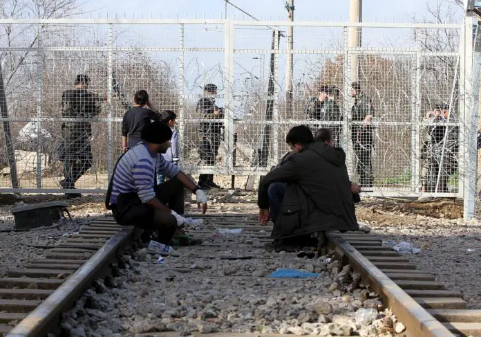 Weber fordert Bekenntnis zu Zäunen an EU-Grenzen