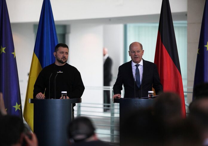 Selenskyj begrüßt neues Waffenpaket als "starke Hilfe"